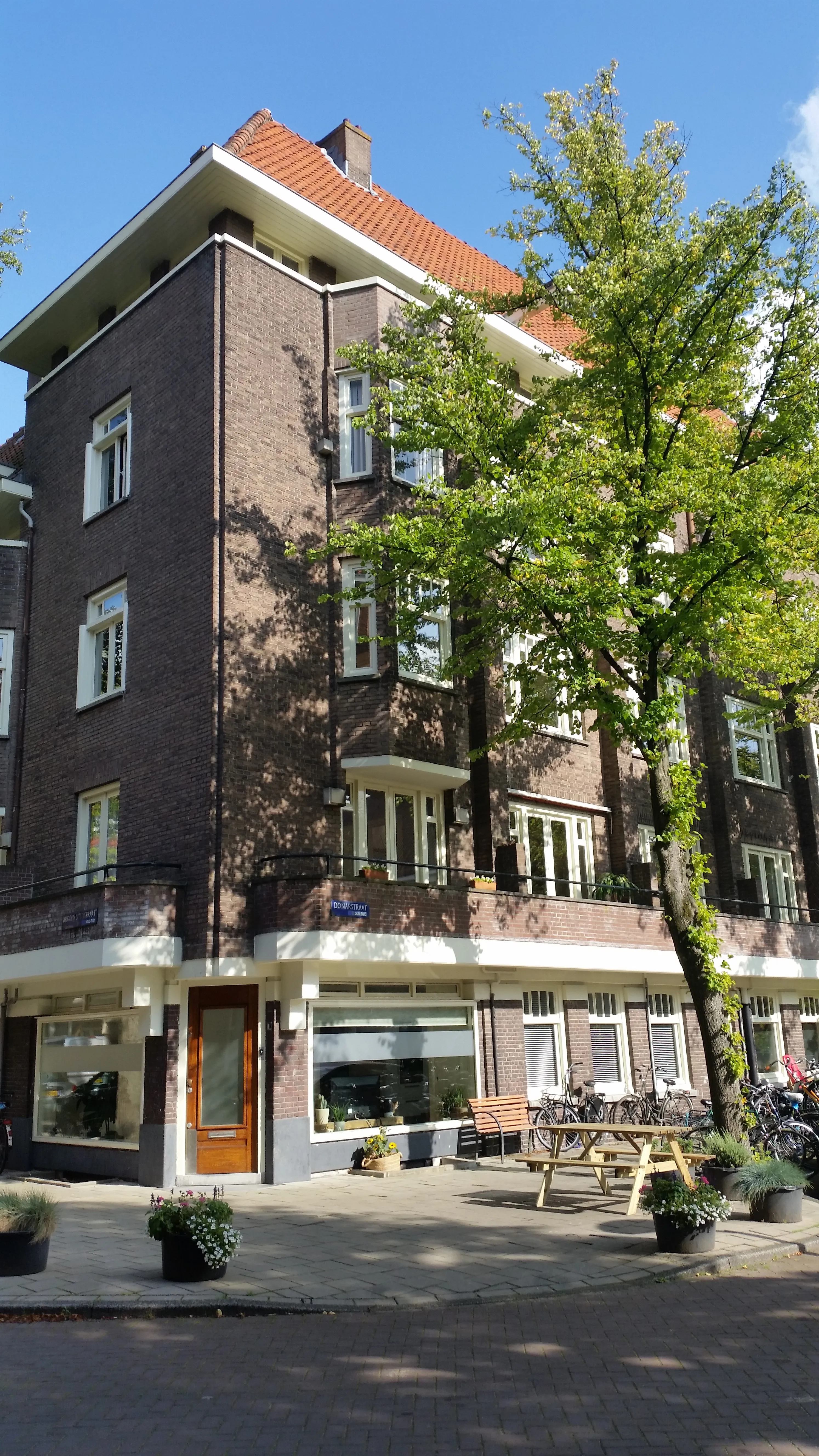 De Donarstraat, vernoemd naar de Germaanse god Donar, uit hetzelfde besluit als de Argonautenstraat.