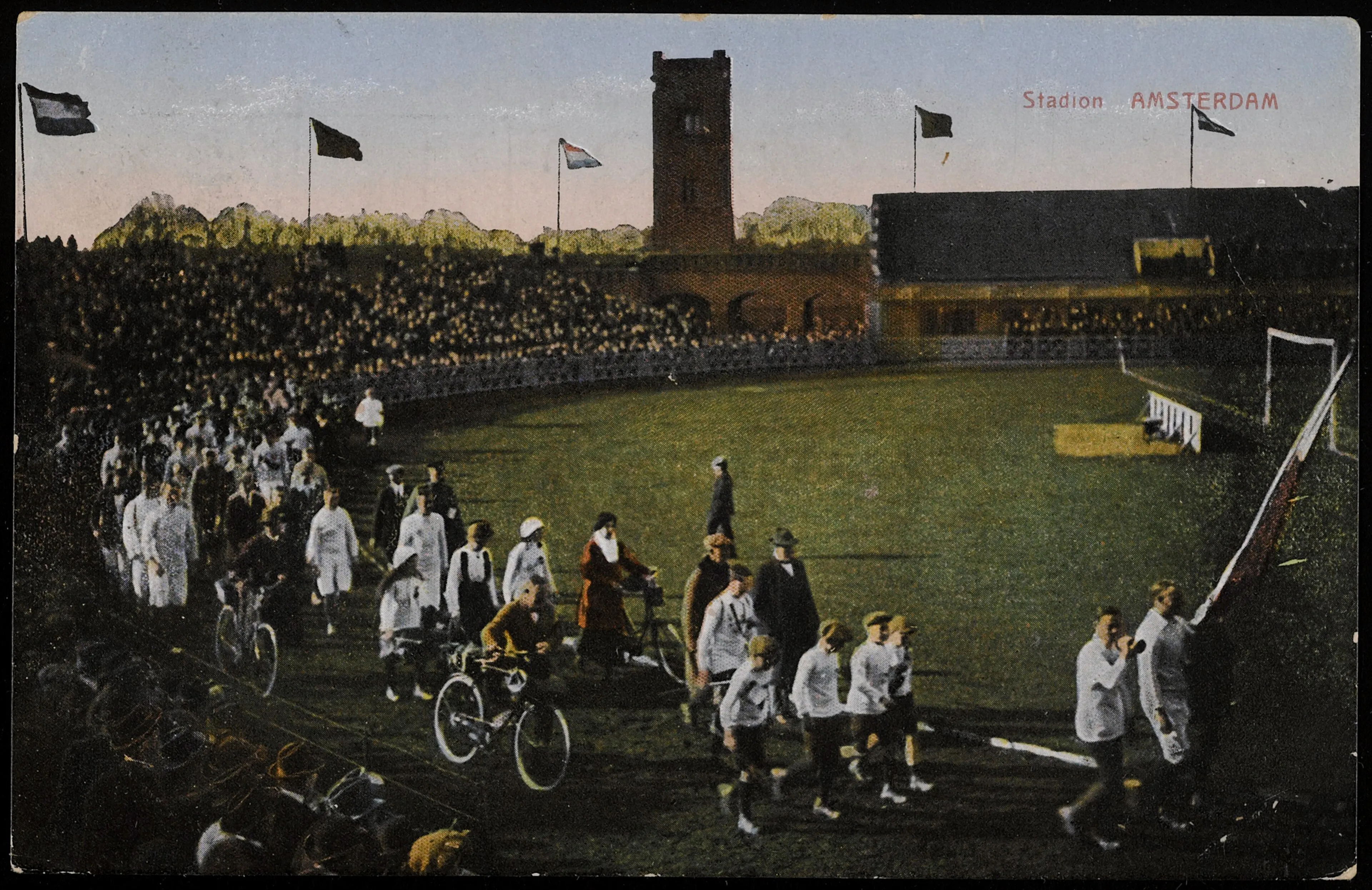 Het Nederlandsch Sportpark in Amsterdam, ansichtkaart, circa 1914.